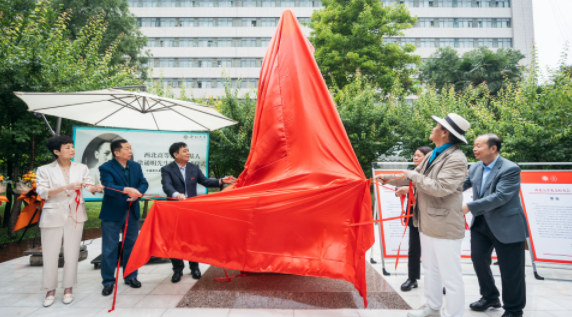 西北高等教育奠基人、中国现代医学先驱徐诵明雕像在乐动网页版登录入口落成