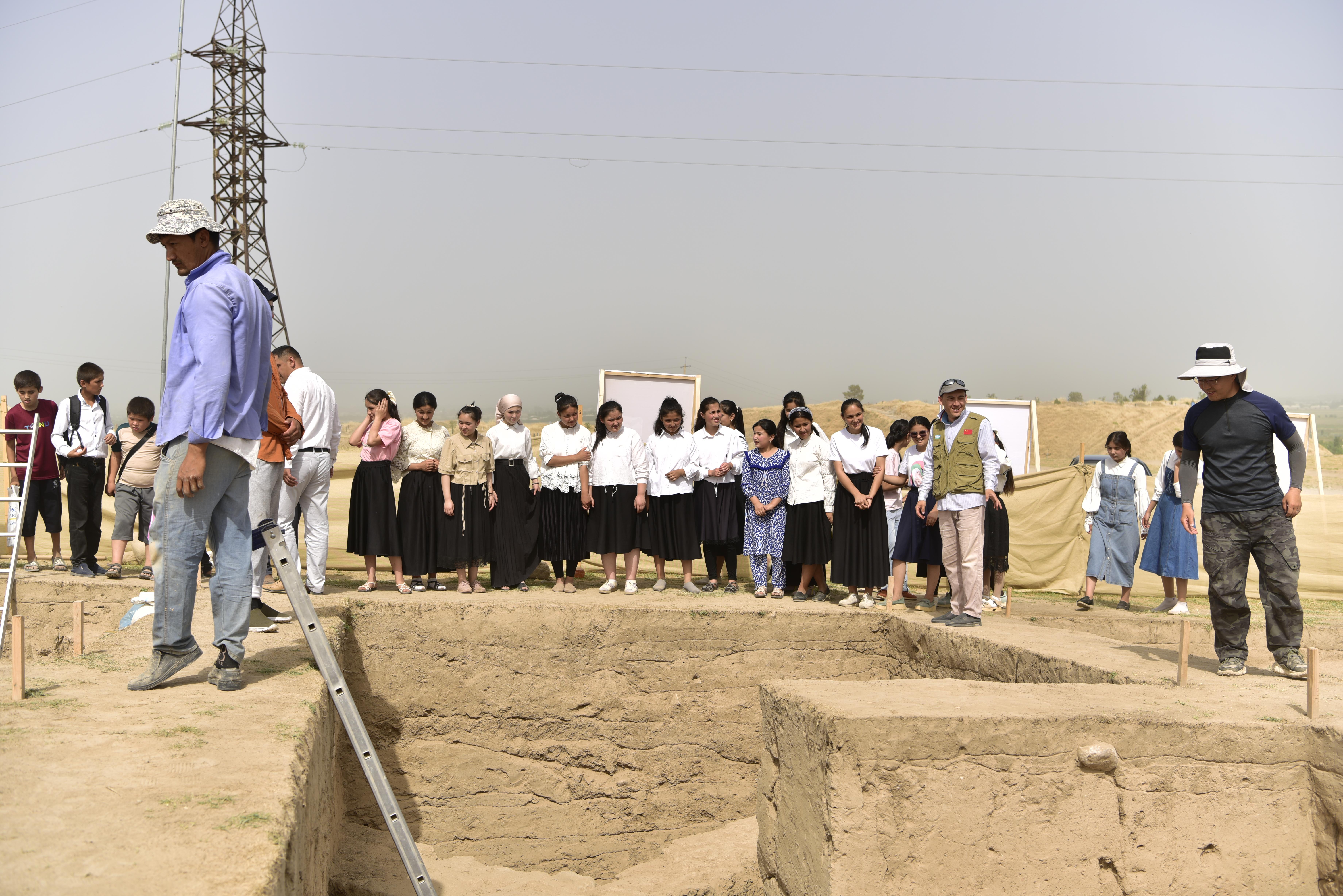 中乌联合考古队在乌兹别克斯坦契纳尔特佩遗址开展公众考古活动_fororder_wps_doc_1