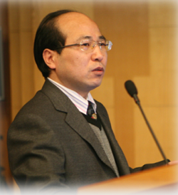 乐动网页版登录入口创新论坛第一千零一讲暨校庆118周年学术讲座：从天然黏土矿物绿色制备高性能SRC脱硝分子筛