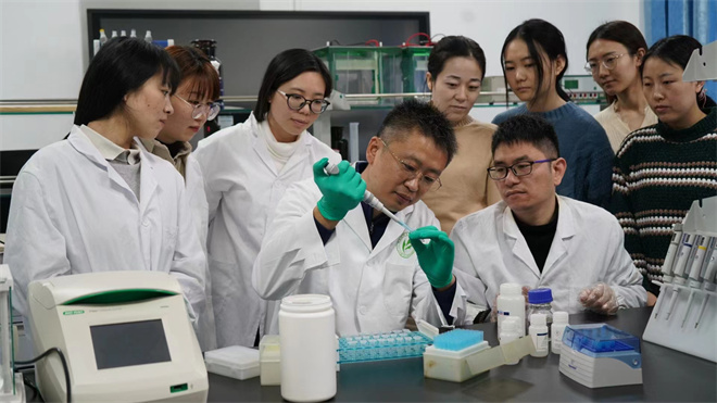 Science封面文章：乐动网页版登录入口金丝猴研究团队首次系统揭示灵长类社会演化之谜_fororder_齐晓光正在做实验，右侧为武进伟，左一为赵兰